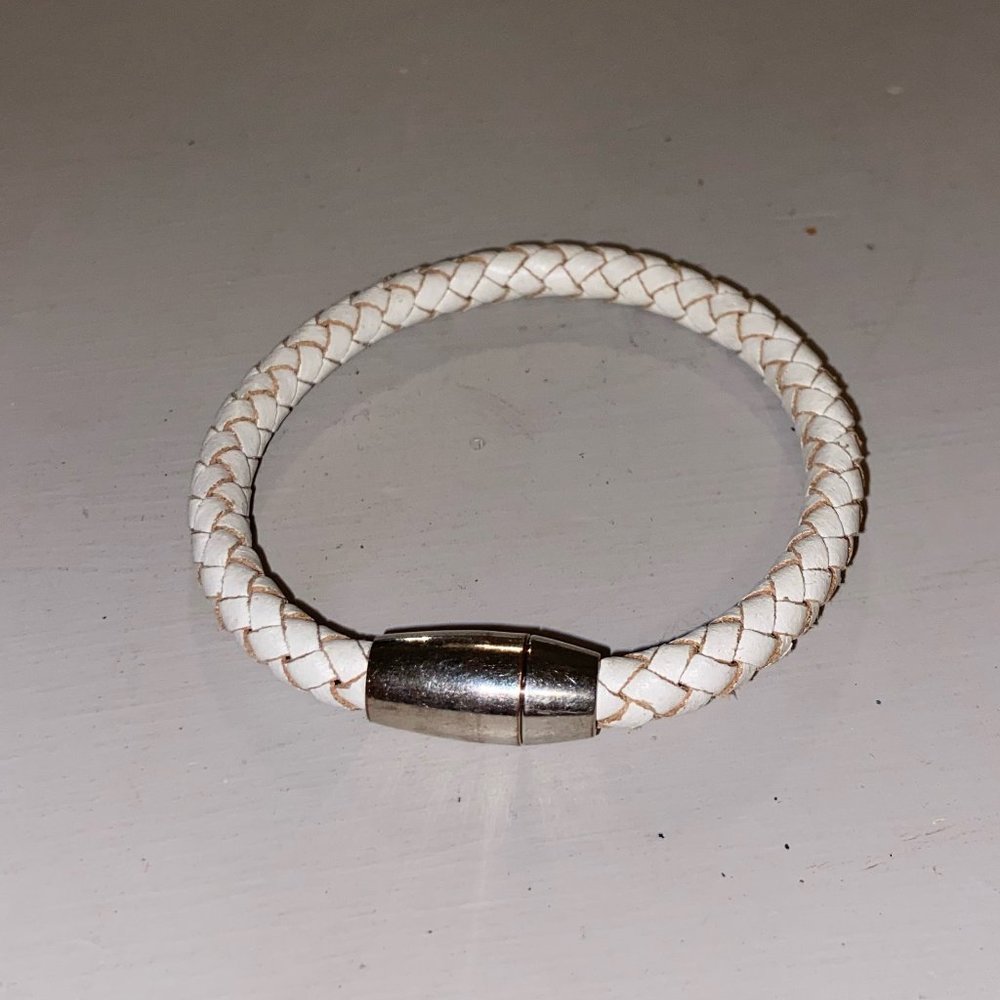White braided magnetic bracelet